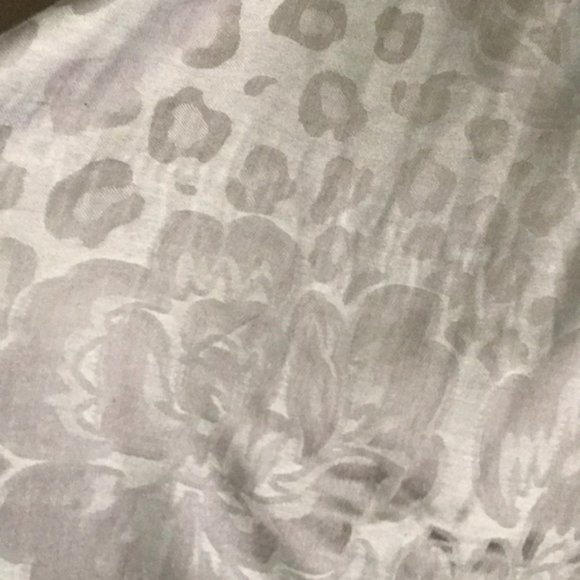 NWOT Women's Silver Silk Floral/Animal Print Scarf/Wrap - Picture 2 of 4